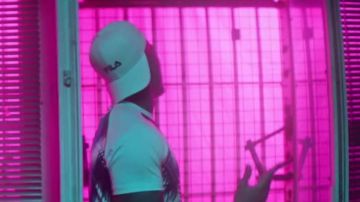 La casquette blanche Fila portée par Niska dans le clip Maman ne le sait pas de Ninho
