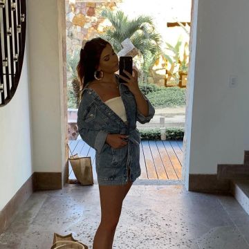 La veste en jean ceinturée Stradivarius portée par @enjoyphoenix sur son compte Instagram