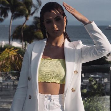 La robe blazer blanche Stradivarius portée par @enjoyphoenix sur son compte Instagram