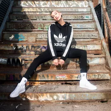 Le sweatshirt Adidas noir de Hailey Baldwin sur son compte Instagram @haileybieber