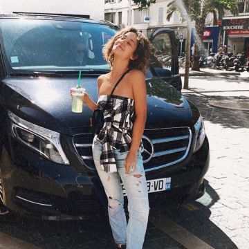 La jupe à carreaux Faith Connexion portée comme un top sur le compte Instagram de @lenamahfouf