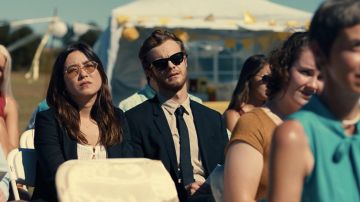 Corbata negra usada por Ben (Jack Quaid) como se ve en Plus One