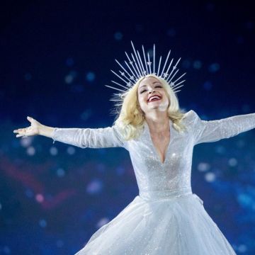 La couronne argentée avec des étoiles portée par Kate Miller-Heidke à l'Eurovision le 18 mai 2019