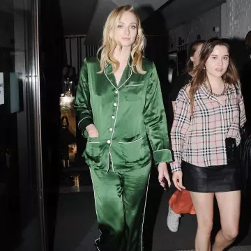 Le pyjama vert foncé en soie Olivia Von Halle porté par Sophie Turner sur le compte Instagram de @justjaredjr