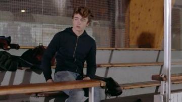 Sweatshirt black hoody Valentine Brimont (Thomas Chomel) in Clem (S09E04)