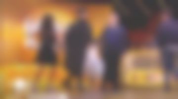 La robe portefeuille courte en plumetis Off White de Jenifer dans Les enfants de la musique le 24.05.2019