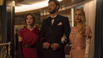 The long gloves, pale pink worn by Carolina Villanueva (Ivana baquero explained) in the series Alta Mar (Season 1)