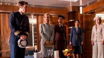 The skirt portfolio grey worn by Carolina Villanueva (Ivana baquero explained) in the serie Alta mar (Season 1)