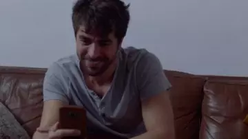 Camiseta de manga corta gris abotonada de Adrian (Agustín Galiana) en Clem (S09E04)