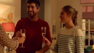 Suéter rojo burdeos de Adrian (Agustín Galiana) en Clem (S09E04)