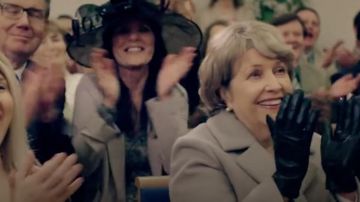 Los guantes de cuero negro usados por Muriel Deacon (Anne Reid) en Years and Years (Temporada 1)