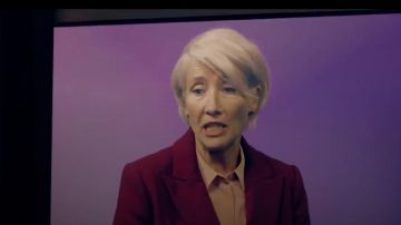 La chaqueta de traje rojo usada por Vivienne Rook (Emma Thompson) en Years and Years (Temporada 1)