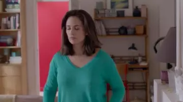 Suéter turquesa de cuello en V de Clementine (Lucie Lucas) en Clem (S09E04)