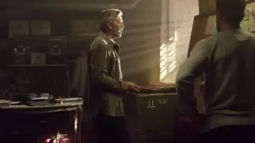 La veste style militaire portée par Karim Farouk (Oded Fehr) dans Blood & Treasure (Saison 1)