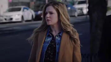 La veste en jean portée par Cassie Bishop (Harriet Dyer) dans la serie The InBetween (Saison 1)