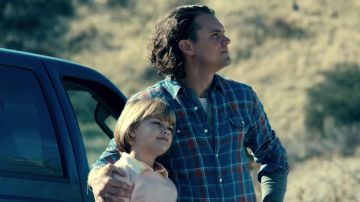 Chemise à carreaux en bleu porté par Nathan (Clayne Crawford) comme on le voit dans l'Obscurité: Ils Viennent Frapper