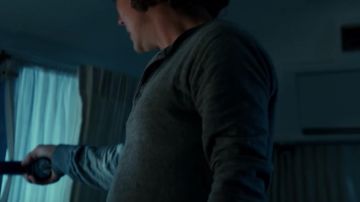 Manches longues gris t-shirt porté par Nathan (Clayne Crawford) comme on le voit dans l'Obscurité: Ils Viennent Frapper