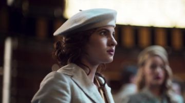 La boina blanca que lleva Eva Villanueva (Alejandra Onieva) en Alta mar (Temporada 1)