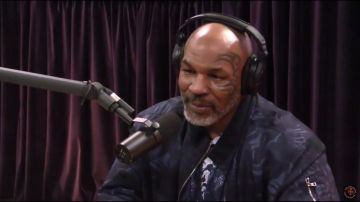 Chaqueta de bombardero de Michael Kors usada por Mike Tyson para el podcast de Joe Rogan