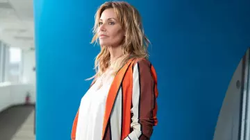 The jacket blazer striped Chloe (Ingrid Chauvin) in Tomorrow belongs to us