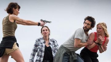 The plaid shirt Ba&sh Rose (Vanessa Demouy) in Tomorrow belongs to us