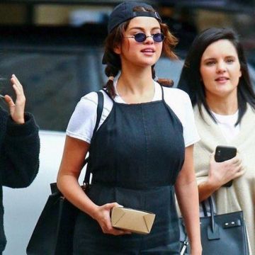 La combinaison noire à fine bretelles de Selena Gomez sur le compte Instagram de @queen_selenatt