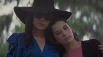 The large hat dark brown of Jayne Hunt (Famke Janssen) in " The Poison Rose