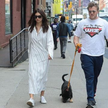 El vestido de media longitud blanco a rayas usado por Emily Ratajkowski en la cuenta de Instagram de @emrataslook