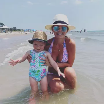 Mirror blue round Ray-Ban sunglasses worn by Cameran Eubanks on Edisto Beach May 26, 2019