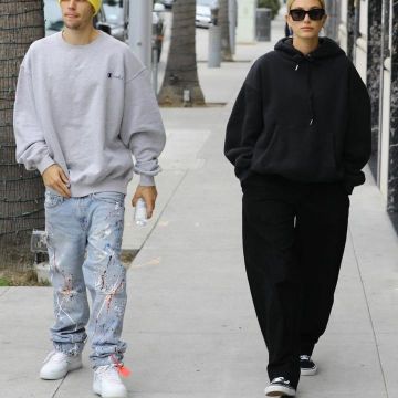 Black and white Vans Sneakers Platform worn by Hailey Rhode Bieber May 26, 2019 with Justin Bieber