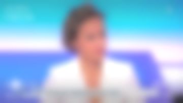 Chaqueta de fuerza blanca de Caroline Roux con rayas finas en C dans l'air el 27.05.2019