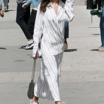 El bolso de hombro ICONIC Chain 1969 PACO RABANNE usado por Emily Ratajkowski en la cuenta de Instagram de @emrataslook