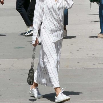 Zapatillas de cuero blanco VEJA usadas por Emily Ratajkowski. Vistas en la cuenta de instagram de @emrataslook