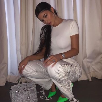 Le pantalon blanc lacé sur le côté porté par Kylie Jenner sur son compte Instagram @kyliejenner
