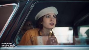 The beret white by Carolina Villanueva (Ivana baquero explained) in Alta mar (S01E01)
