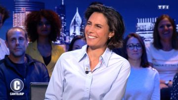 La Chemise  en coton bleu ciel de Alessandra Sublet dans C'est Canteloup