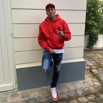 Nike Red hoodie worn by Kylian Mbappé as seen on his In­sta­gram Ac­count @K.mbappe