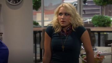 American Apparel Spandex de Coton de Jersey Crop Tee porté par Gabi Diamant (Emily Osment) chez les Jeunes Et de la Faim (S01E01)
