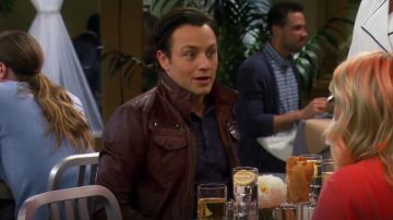 Charles & 1/2 Lavé Veste en Faux Cuir porté par Josh Kaminski (Jonathan Sadowski) chez les Jeunes Et de la Faim (S01E03)