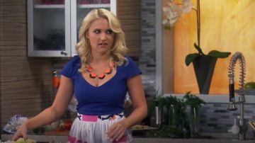 Anthropologie Dame Rose Tablier porté par Gabi Diamant (Emily Osment) chez les Jeunes Et de la Faim (S01E04)