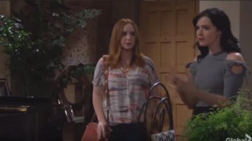 Trouve Surplis Haut porté par Mariah Copeland (Camryn Grimes) comme on le voit dans les Jeunes et Les Agités du 24 Mai 2019