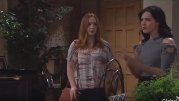 MICHAEL Michael Kors Suede Brooklyn Grand Sac de Caméra porté par Mariah Copeland (Camryn Grimes) comme on le voit dans les Jeunes et Les Agités du 24 Mai 2019