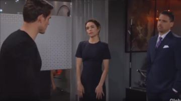 DKNY Pinstripe Vestido asimétrico usado por Victoria Newman (Amelia Heinle) como se ve en The Young and the Restless 24 de mayo de 2019