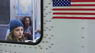 Le bonnet bleu de Frances McCullen (Chloë Grace Moretz) dans Greta