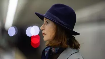 Le chapeau feutre bleu marine avec ruban de Greta Hideg (Isabelle Huppert) dans Greta