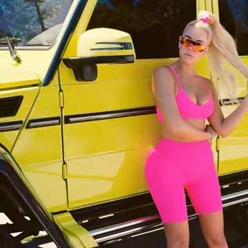 Le short rose fluo de Khloé Kardashian sur le compte instagram de @khloekardashian