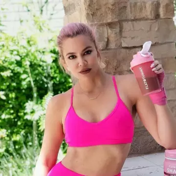 La brassière de sport rose fluo de Khloé Kardashian sur son compte Instagram @khloekardashian