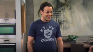 J. Crew New York graphic T shirt porté par Josh Kaminski (Jonathan Sadowski) chez les Jeunes Et de la Faim (S01E06)