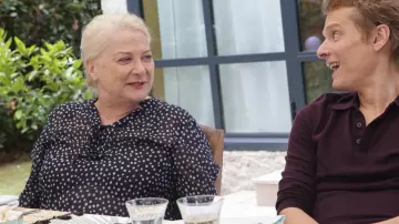 The blouse black with white polka dots and lace-up Hill and Rossi (Josiane Balasko) in-laws