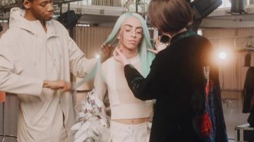 Les lunettes rondes vintage or portées par Bilal Hassani dans son clip Jaloux